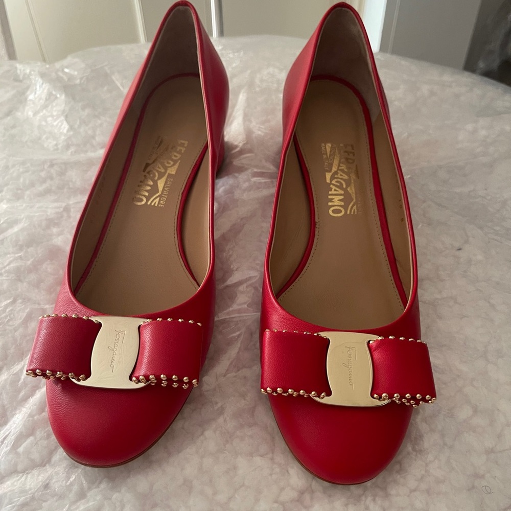 Signature Authentic Salvatore farragamo  pump